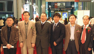 中国轻工业联合会杜同和副会长（右二）参观展会