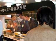 弘邦衡量公司黄添城总经理（左一）在介绍公司产品