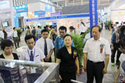 中国轻工业联合会副会长兼秘书长王世成(右)参观2012中国国际衡器展览会